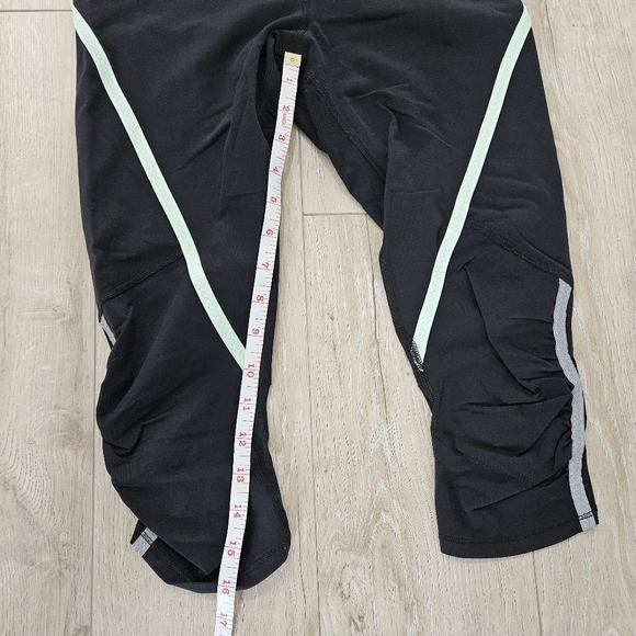 COPY - Lululemon Run: Pace Crop, Black / Petit Dot Fresh Teal / Fresh Teal, Siz… - Picture 13 of 14